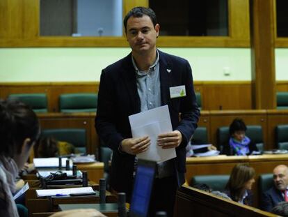 El presidente de Sortu, Hasier Arraiz, este jueves en el Parlamento vasco.