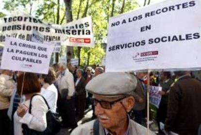 Pensionistas y jubilados se han concentrado esta mañana frente al Ministerio de Sanidad convocados por CCOO para protestar contra el copago sanitario. EFE/Archivo