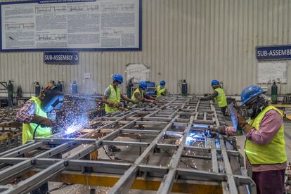 Los trabajadores sueldan piezas en la sección de ensamblaje en la planta de fabricación de autobuses eléctricos de Olectra Greentech Ltd. 