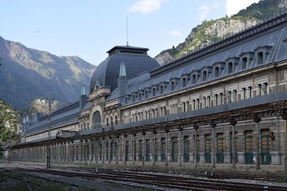 El edificio fue una estación de ferrocarril situada en la provincia de Huesca, muy cerca de la frontera con Francia. Se inauguró el 18 de julio de 1928 y está declarada Bien de Interés Cultural; está catalogada como monumento desde el 6 de marzo de 2002.