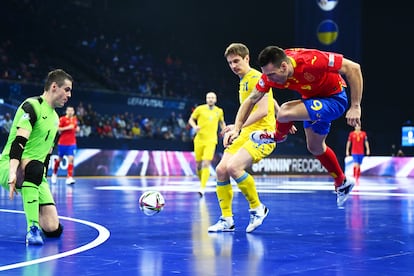 Sergio Lozano marca un gol en el partido de España contra Ucrania de la Eurocopa.