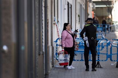 Desalojo de los vecinos del edificio de la calle del Canigo n. 5 de Badalona , contiguo al edificio de la Calle Canigo n.9 de Badalona, que sufrió un derrumbe del techo que causó tres victimas mortales el pasado 6 de febrero