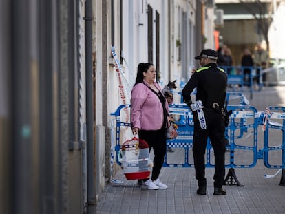 Desalojo de los vecinos del edificio de la calle del Canigo de Badalona, contiguo al edificio que sufrió un derrumbe, el 21 de febrero.