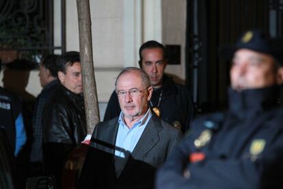 Rodrigo Rato, saliendo de su despacho tras ser registrado por los agentes de la agencia tributaria