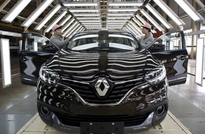 Dos trabajadores de Renault en la fábrica de la empresa francesa de Wuhan (China)