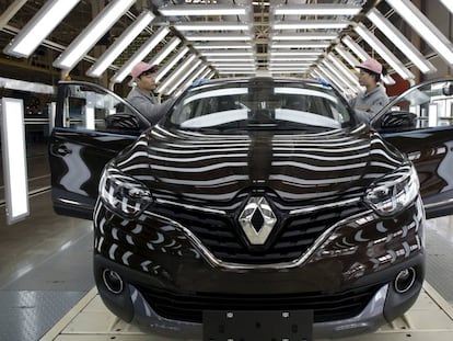 Dos trabajadores de Renault en la fábrica de la empresa francesa de Wuhan (China)