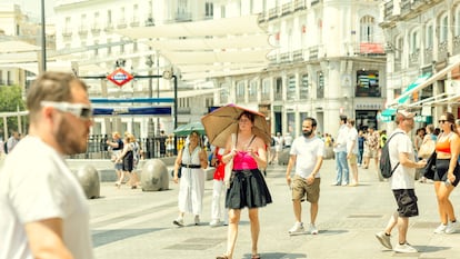 Decenas de personas caminan por la Puerta del Sol, en Madrid, durante el verano, el 3 de julio de 2025.