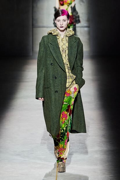 Pocos diseñadores nos hacen soñar con sus creaciones florales como lo hace Dries van Noten. También en los pantalones, por supuesto.