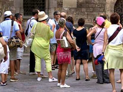 Un grupo de turistas en el Barri Gòtic de Barcelona.