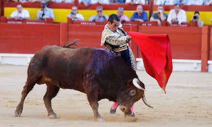 El diestro José Mari Manzanares con su primer toro durante el festejo taurino de la Feria de Hogueras de este viernes en la plaza de toros de Alicante.