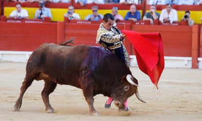 El diestro José Mari Manzanares con su primer toro durante el festejo taurino de la Feria de Hogueras de este viernes en la plaza de toros de Alicante.