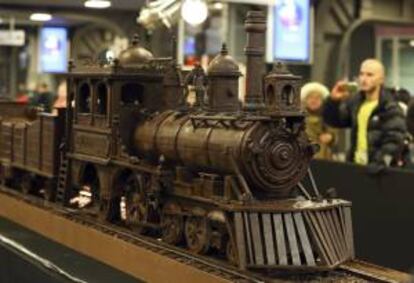 Vista de un tren hecho de chocolate durante un evento del Libro Guinness de los Récords previo a la Semana del Chocolate de Bruselas en la estación sur de tren de la capital belga hoy, lunes 19 de noviembre de 2012.