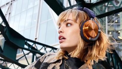 Chica utilizando los Dyson OnTrac