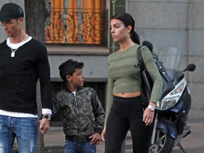 Cristiano Ronaldo, con su hijo, y su novia.