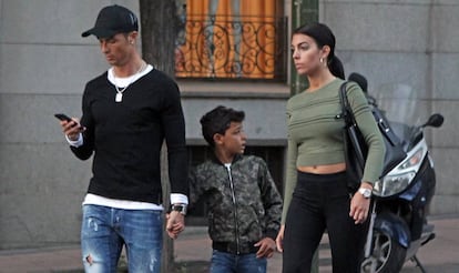 Cristiano Ronaldo, con su hijo, y su novia.
