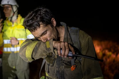 Un bombero forestal el 22 de agosto de 2025 en el incendio de Argayo, en León.