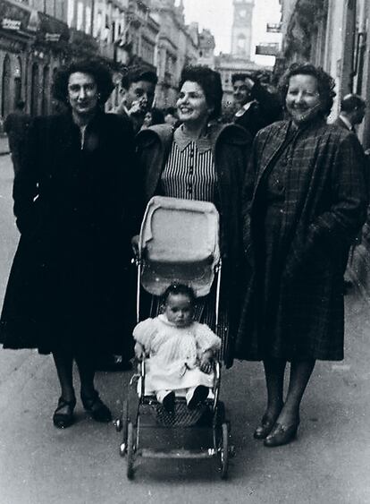 Araceli y su marido se hicieron un hueco entre la alta sociedad inglesa y el propio Winston Churchill la ayudó para que pudiera hacer una visita a España. Los británicos pidieron el regreso de su agente a Madrid al finalizar la contienda mundial y, aunque los alemanes no sospechaban nada (de hecho, había sido condecorado con la Cruz de Hierro), el matrimonio se sentía en peligro y se trasladó a Venezuela. Allí nació su primera niña, María Eugenia, pero Araceli no se adaptó al país y decidió separarse de su marido y volver con sus tres hijos a España (en la imagen, durante una visita a su Lugo natal).