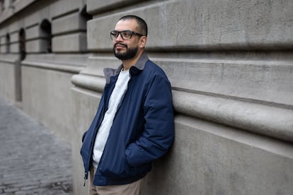 Diego Castillo, diseñador gráfico, en Santiago, Chile.
