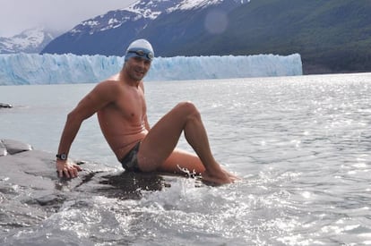 Un alto en el entrenamiento de Matías Ola, con el Perito Moreno de fondo.