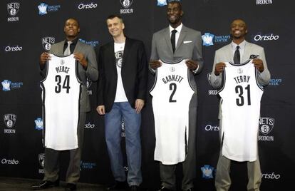 Pierce, Garnett y Terry, junto con Pr&oacute;jorov, en su presentaci&oacute;n