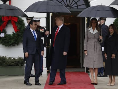 Donald e Melania Trump com o presidente da Guatemala, Jimmy Morales, e sua mulher, Patricia Marroquín, nesta terça-feira.