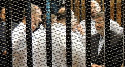 Mohamed Morsi, en la primera sesión del juicio contra él y otros 14 dirigentes islamistas.