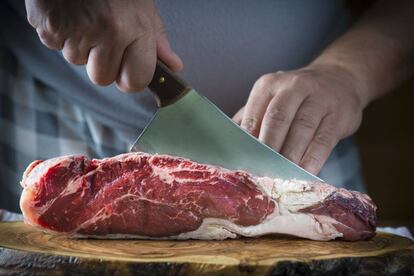 La paleodieta consiste principalmente en carne, huevos, frutos secos, raíces y hortalizas.