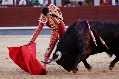 Daniel Luque muletea con la mano derecha al cuarto toro de la tarde.