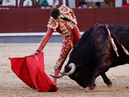 Daniel Luque muletea con la mano derecha al cuarto toro de la tarde.