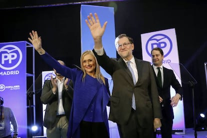 Mariano Rajoy y la presidenta de la Comunidad de Madrid, Cristina Cifuentes, durante la cena de Navidad del PP 