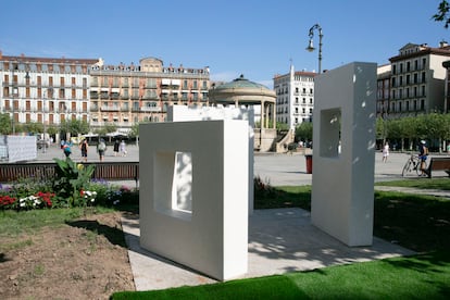 La escultura 1423, situada en la Plaza del Castillo (Pamplona).