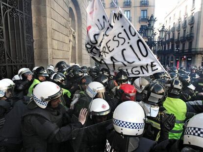 Policías contra bomberos en la plaza de Sant Jaume
