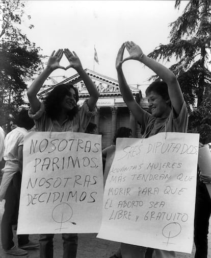 Varias mujeres hacen el signo feminista en una manifestación a favor del aborto libre y gratuito a las puertas del Congreso de los Diputados, durante el debate sobre la despenalización parcial del aborto en casos de violación, grave peligro para la vida de la madre y malformaciones en 1983.