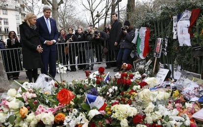 El secretario de Estado de EE UU, John Kerry, frente a la sede de 'Charlie Hebdo'