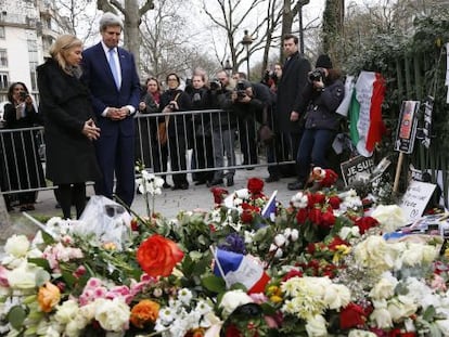 El secretario de Estado de EE UU, John Kerry, frente a la sede de &#039;Charlie Hebdo&#039;