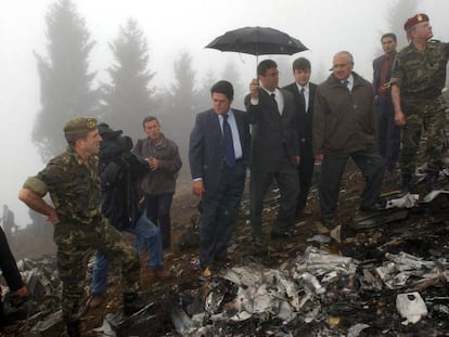 Federico Trillo (c), junto a su hom&oacute;logo turco, Vecdi Gonul (2&ordm;d), durante la visita al lugar del accidente del Yakolev 42.