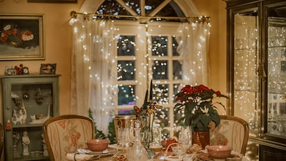 Una casa con la mesa puesta y luces en las cortinas.