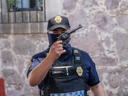 Un policía muestra un arma que fue entregada en el módulo de desarme en la delegación Magdalena Contreras, el 24 de febrero.