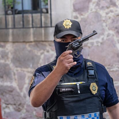 Un policía muestra un arma que fue entregada al módulo de desarme en la delegación Magdalena Contreras.
La jefa de Gobierno, Claudia Sheinbaum inauguró la instalación del módulo “Sí al desarme, sí a la paz 2022” en la Parroquia de Santa María de Magdalena Atlitic, en la alcaldía La Magdalena Contreras, aseguró que para reducir el número de lesiones y muertes por arma de fuego es necesario que, desde la casa y la escuela, se enseñe una cultura de la paz.
24 de febrero de 2022, Ciudad de México.