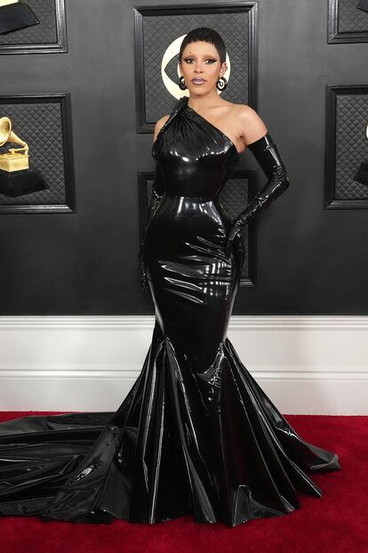 Con cinco nominaciones, Doja Cat llegaba al Crypto Arena de las primeras de la noche. Fiel a su estilo audaz, lució un vestido de látex firmado por Atelier Versace.