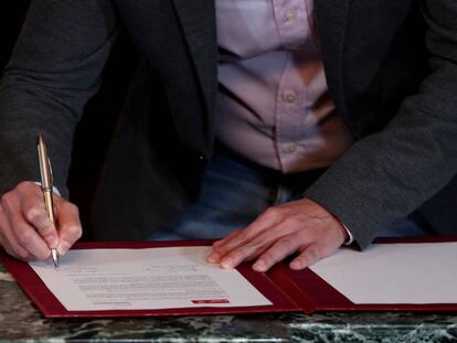 El preacuerdo firmado por Pedro Sánchez y Pablo Iglesias.