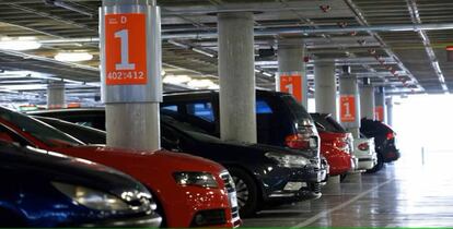 Vehículos estacionados en uno de los aparcamientos de Madrid-Barajas.