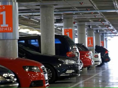 Vehículos estacionados en uno de los aparcamientos de Madrid-Barajas.