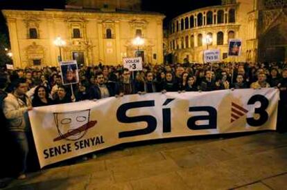 Concentración de protesta ante el Palau de la Generalitat en Valencia contra el cierre de TV3.