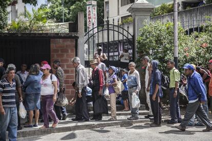 Cola para recibir comida de La Olla Milagrosa en las inmediaciones de la iglesia de la Chiquinquirá, en el barrio La Florida. Diversas iniciativas sociales han surgido en los últimos meses para intentar paliar la falta de alimentos que sufren las familias venezolanas.