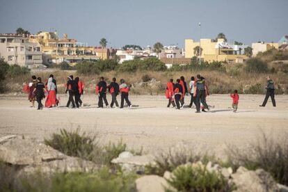 Un grupo de sunsaharianos rescatados por Salvamento Marítimo en el Estrecho desembarcan este jueves en San Roque al atracar el 'Avallone' para que los 68 migrantes bajen a tierra.