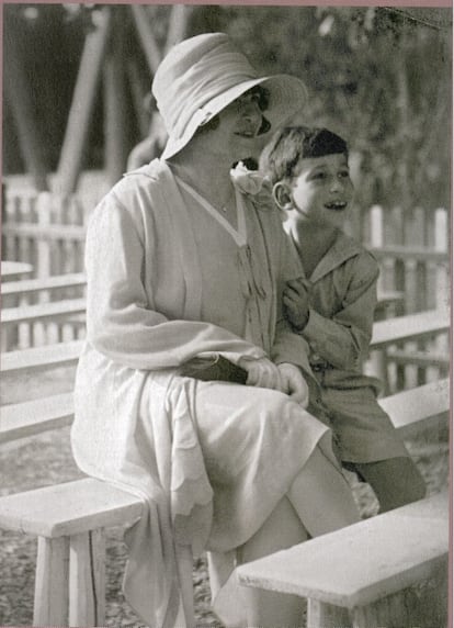 Lilly Cassirer, con su nieto Claude, en una imagen de los años veinte en Alemania.