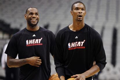 Bosh, a la derecha, durante un entrenamiento junto a LeBron.