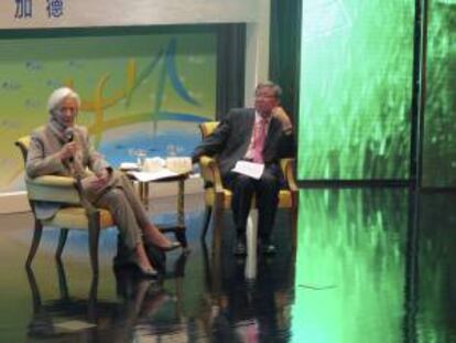 La directora gerente del Fondo Monetario Internacional (FMI), Christine Lagarde (i), participa hoy en el Foro de Boao (China).