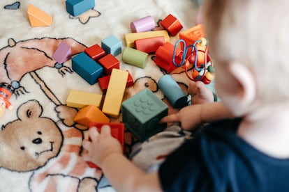 Encontrar las cosas en el mismo lugar permite al niño anticipar situaciones que ya fue conociendo y explorando.